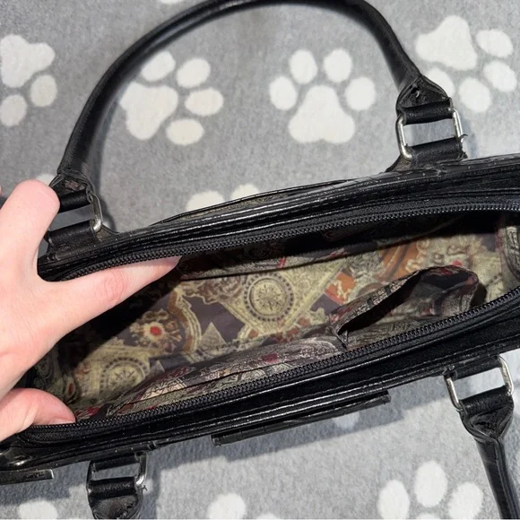 Handbag with Silver Heart Hardware - Picture 8 of 12